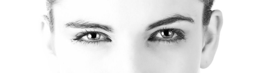 Headerbild Frauen Augen schwarz weiß